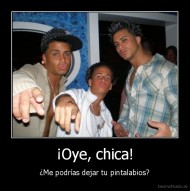 ¡Oye, chica! - ¿Me podrías dejar tu pintalabios?