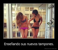 Enseñando sus nuevos tampones. - 