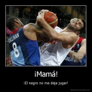 ¡Mamá! - ¡El negro no me deja jugar!