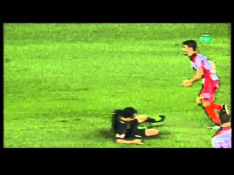 Video: ¿Cómo es posible... - el árbitro no pitar falta?