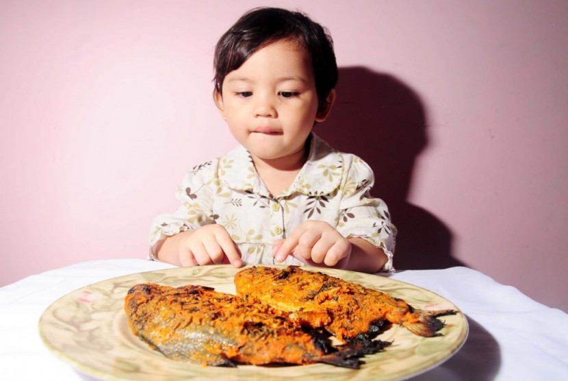 Makan Ikan Buat Anak Kecil
