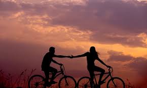 Perasaan Bahagia Saat Jatuh Cinta Memang Membuat Orang Ketagihan