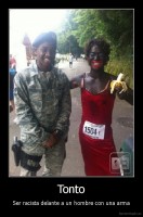 Tonto - Ser racista delante a un hombre con una arma